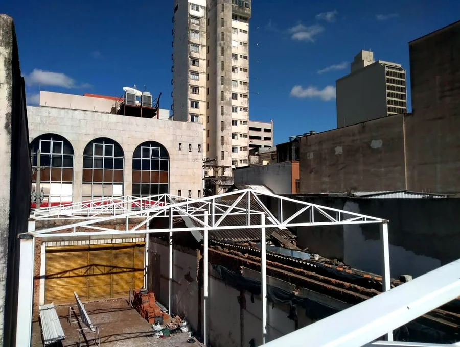 Telhado metálico branco em região central