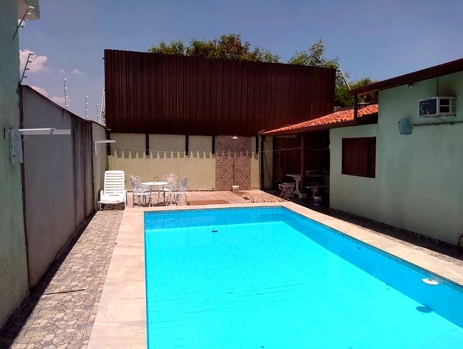 Área de piscina com estrutura metálica ao fundo