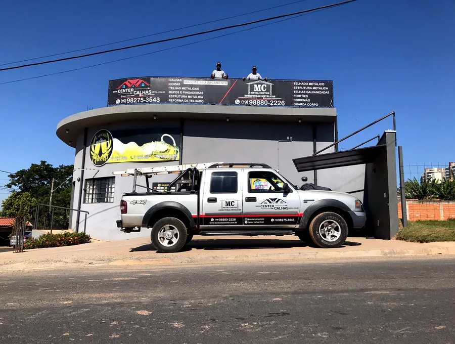 Fachada da Metal Center com veículo da empresa